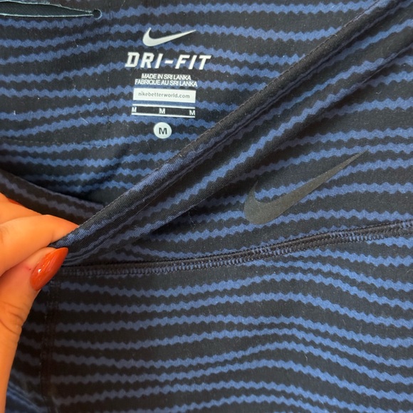 Nike Limited Edition Wave Printed Leggings Medium - Picture 3 of 3